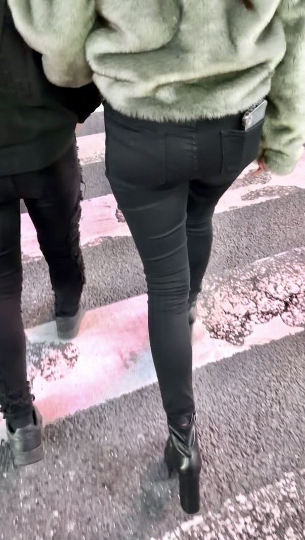 デニム女子コレクションVol.134 すらっと伸びた美脚が素敵な黒とグレーの美尻デニム女子達２選！