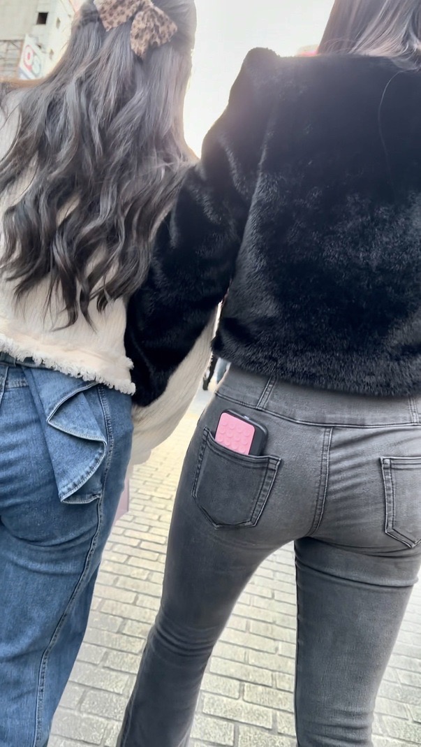 デニム女子コレクションVol.134 すらっと伸びた美脚が素敵な黒とグレーの美尻デニム女子達２選！