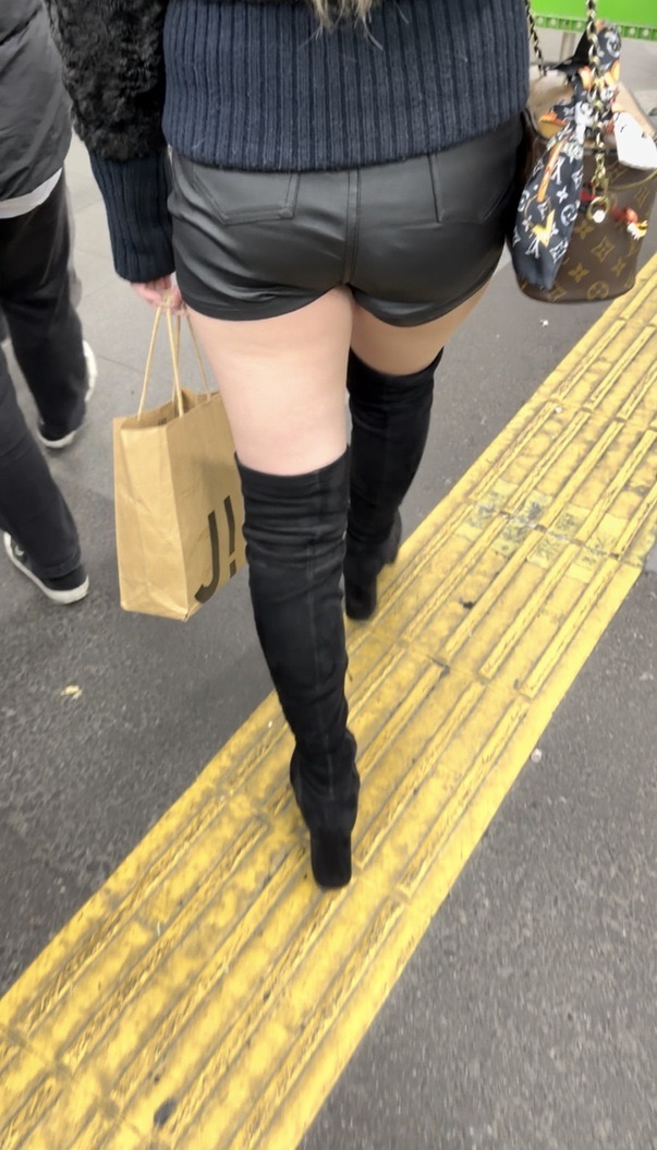 ヒップコレクションVol.71 レザーのショートパンツの魅惑のエロ尻お姉さん２連発！