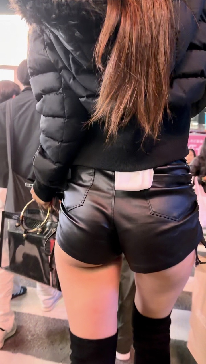ヒップコレクションVol.77 食い込んだレザーパンツが美尻すぎるロングブーツのアパレル店員さんと食い込み抜群の白のショーパンお