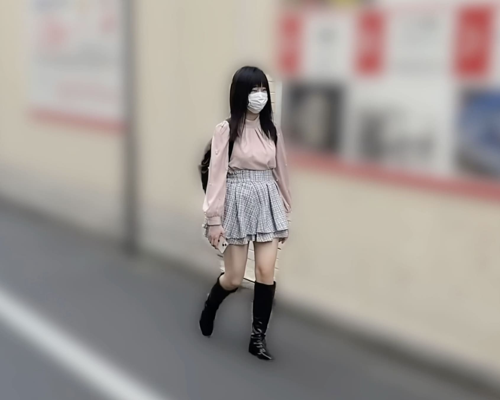 【逆さ撮り】白いミニスカート女子のスカートの中は…