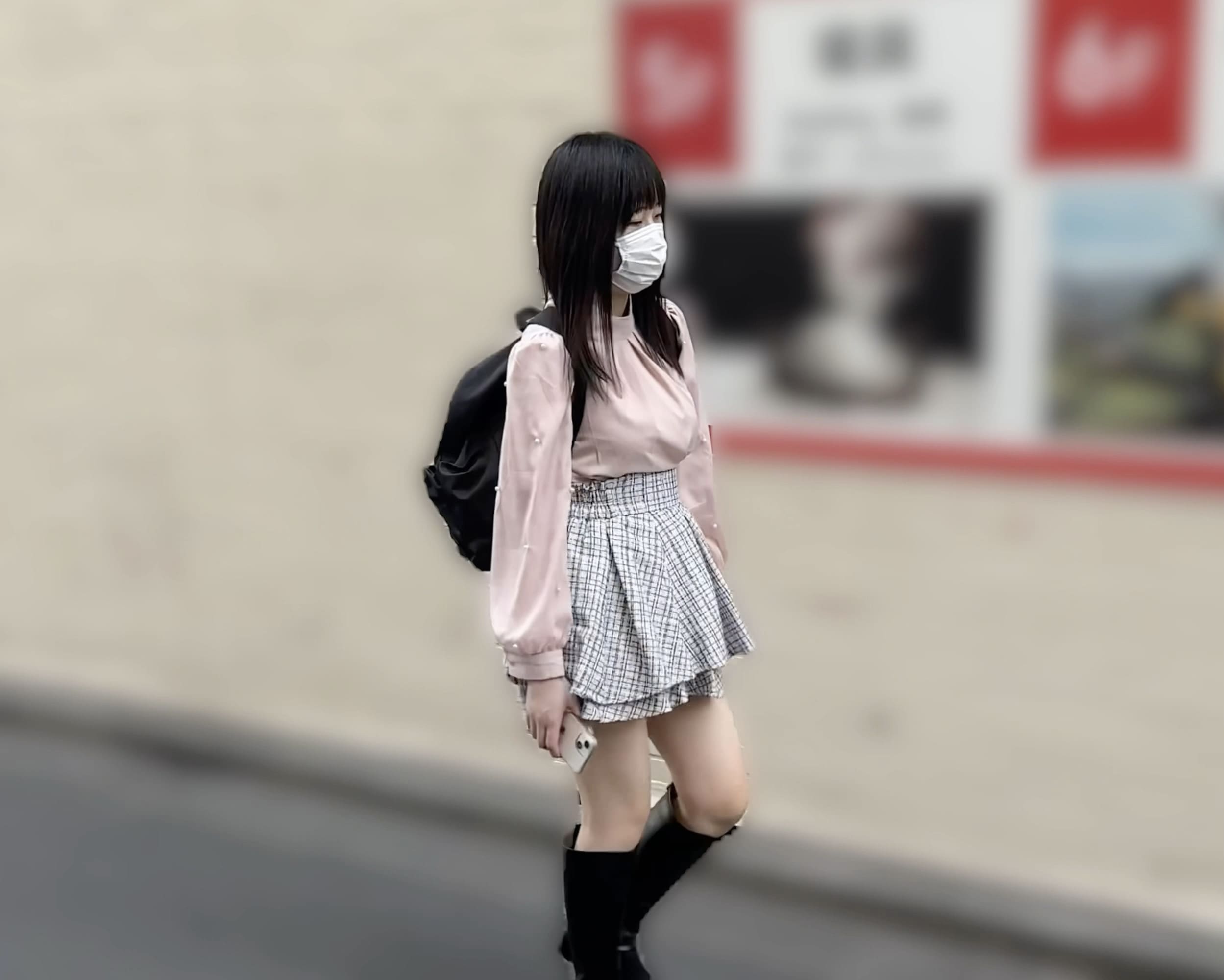 【逆さ撮り】白いミニスカート女子のスカートの中は…