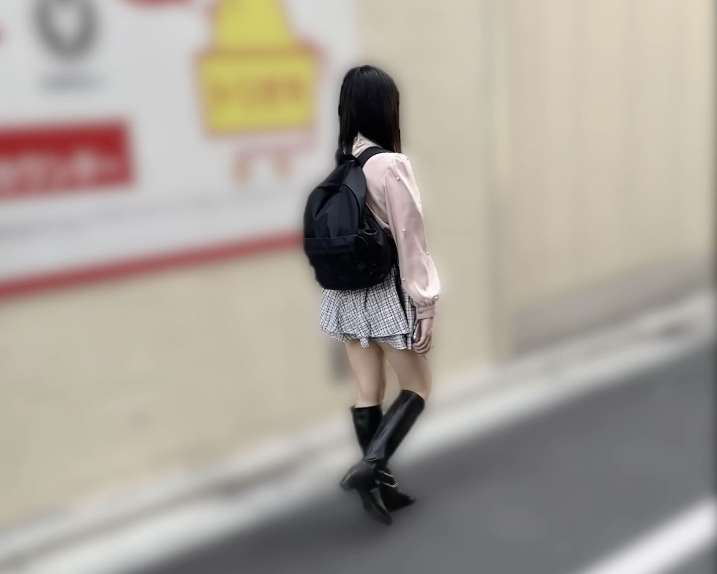 【逆さ撮り】白いミニスカート女子のスカートの中は…