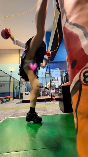 超ミニ青チェでスポッ⚪︎ャ行ってぱんちら撮ってきたよ(*^_^*)