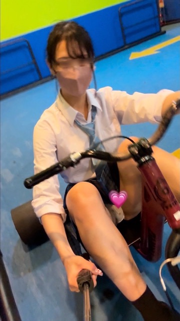 超ミニ青チェでスポッ⚪︎ャ行ってぱんちら撮ってきたよ(*^_^*)