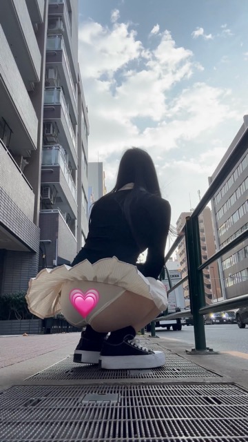 通風孔の風容赦なさすぎ！手で押さえてもめくれちゃうんだけど(〃∇〃)ぱんつ丸出し…