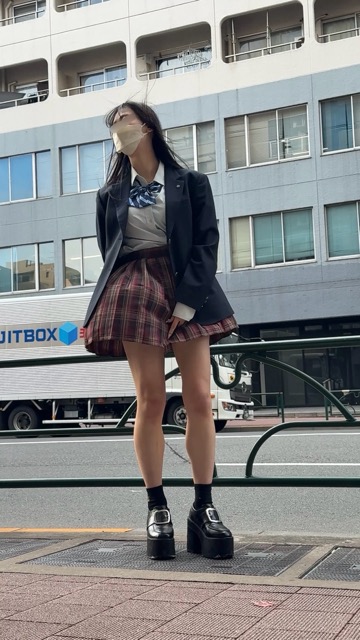 JKの時のリアル制服で通風孔ぱんちら撮ってきたよ♡ブレザーの左襟に校章のバッジついてる