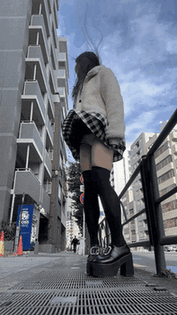 通風口ぱんちら♡美脚スカートって知ってる？めありはインパンハサミで切って無くして履いてるよ(*´˘`*)♡