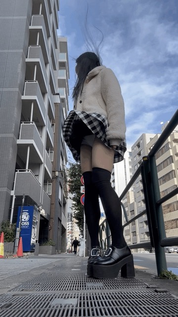 通風口ぱんちら♡美脚スカートって知ってる？めありはインパンハサミで切って無くして履いてるよ(*´˘`*)♡