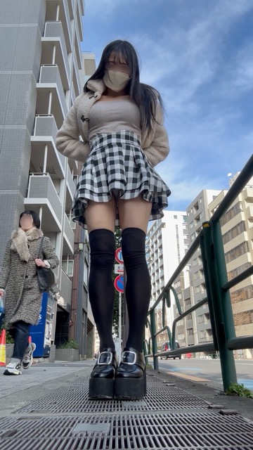 通風口ぱんちら♡美脚スカートって知ってる？めありはインパンハサミで切って無くして履いてるよ(*´˘`*)♡