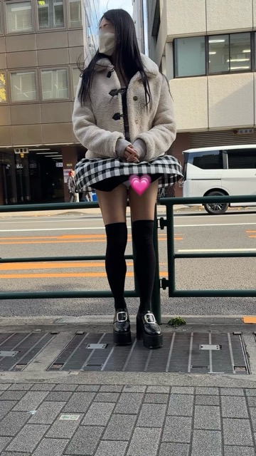 通風口ぱんちら♡美脚スカートって知ってる？めありはインパンハサミで切って無くして履いてるよ(*´˘`*)♡