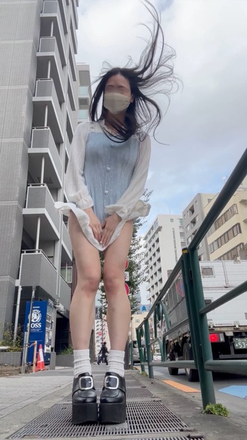 ぱんつのシワも柄もリボンもくっきり！暖かくなってきたから春服ミニワンピで通風口行ってきたよ(*´◡`)