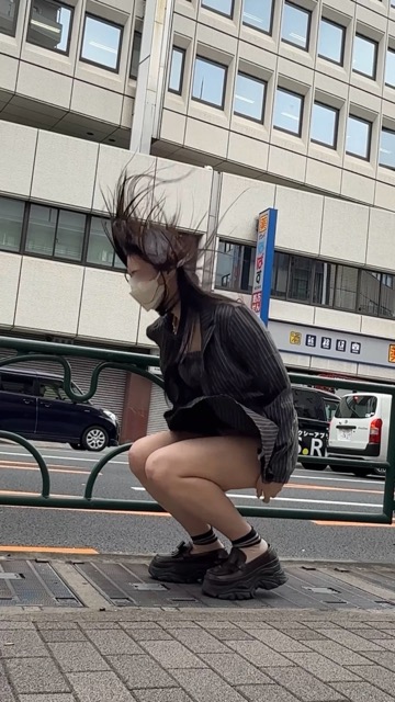 キャバ嬢のミニスカが風でめくれてぱんつ全開になってるところとか見たくない？おへそまでめくれてちゃってるw