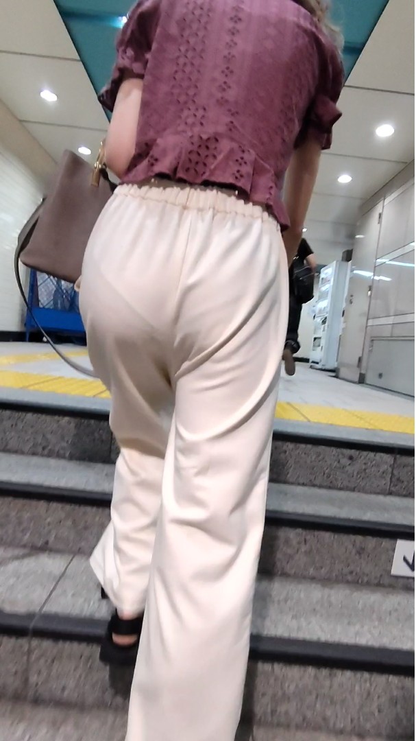 色気がハンパない！エロ尻で階段を上るお姉さん3選