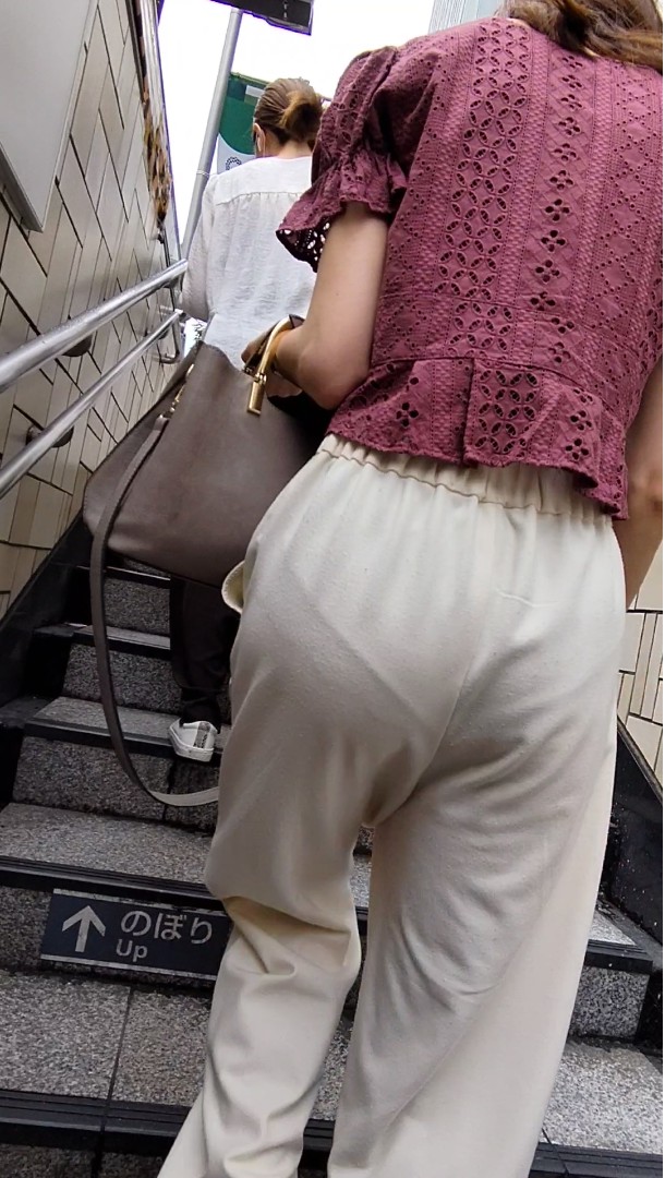 色気がハンパない！エロ尻で階段を上るお姉さん3選