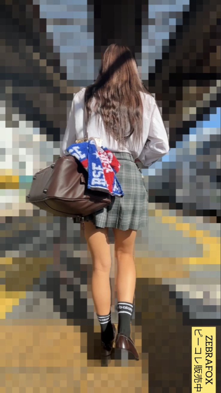 街で見つけた高身長デカ女JKさんを追跡！⓶〜電車対面席から顔と太ももじっくり接写！