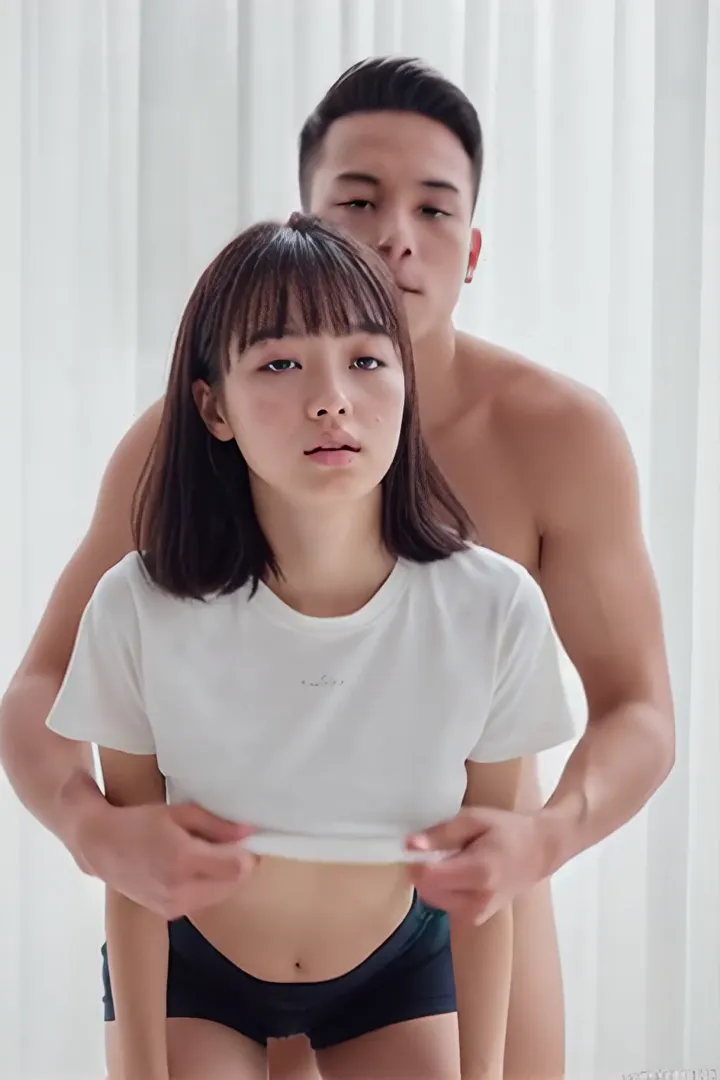 【動画　体操服　まくられる】体操服の上をまくられぽろり