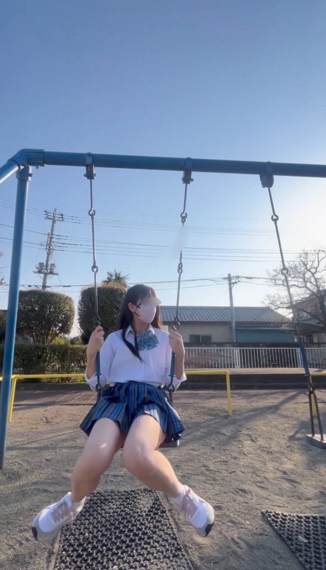 高身長青チェ女子の公園ぴょんぴょん遊びパンチラ激写