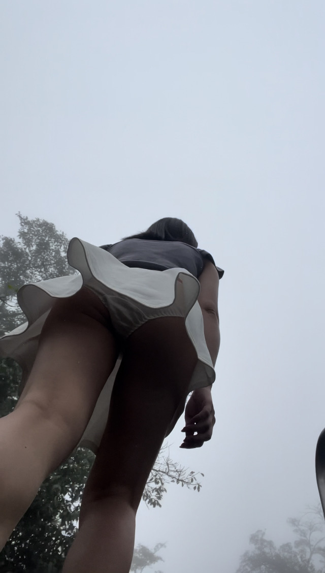 パンティーライン丸見え白のミニスカ女子盗撮