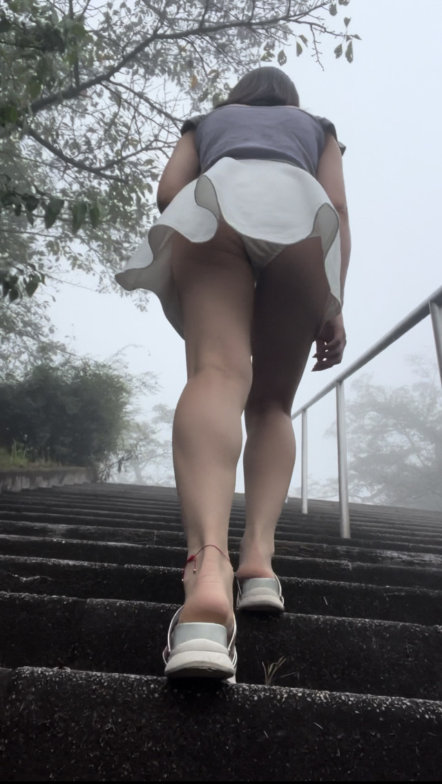 パンティーライン丸見え白のミニスカ女子盗撮