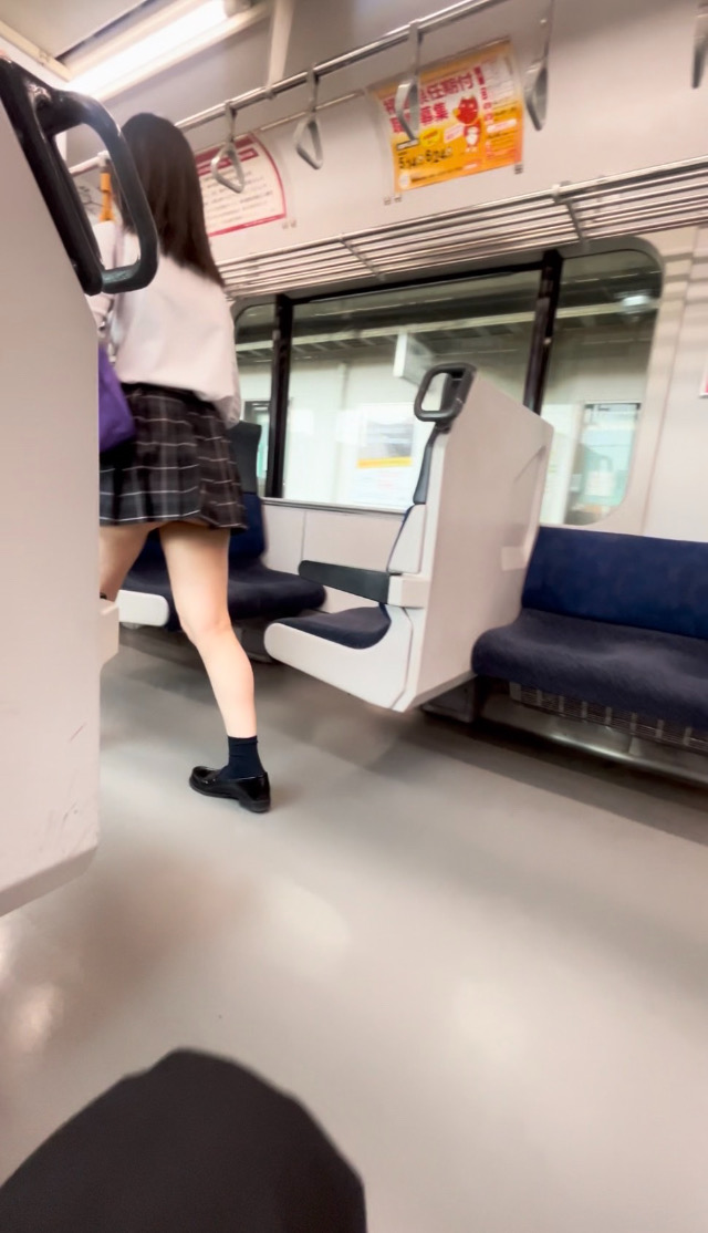 ブラ透け【制服女子】電車内対面とう〇つ成功！ぱんつは派手柄？！22分間の奇跡！