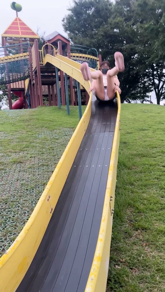 ツインテール【綿パン高学年女子】公園で無邪気に遊ぶノーブラデニムミニスカ女子