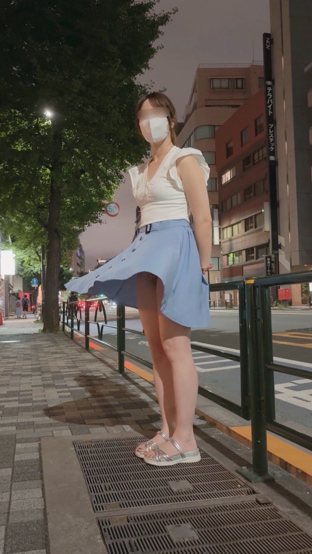 ポニテ女子【道路沿いでハレンチ】中身は真っ赤なバタフライＴ！！！