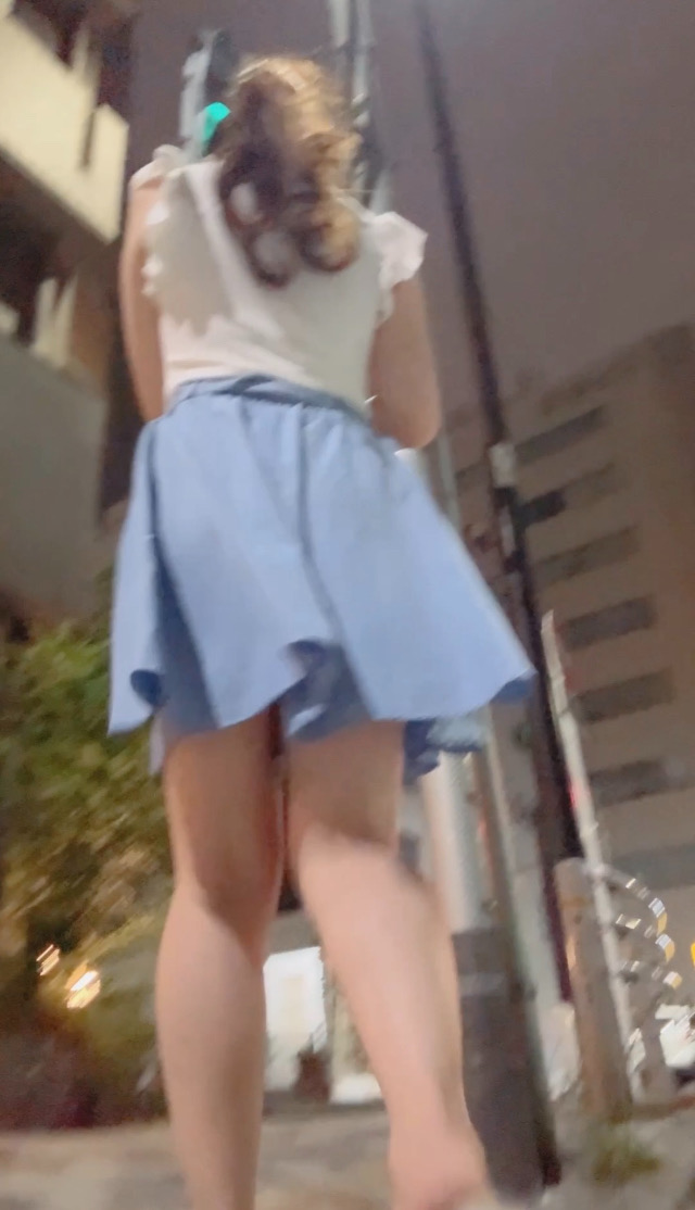 ポニテ女子【道路沿いでハレンチ】中身は真っ赤なバタフライＴ！！！
