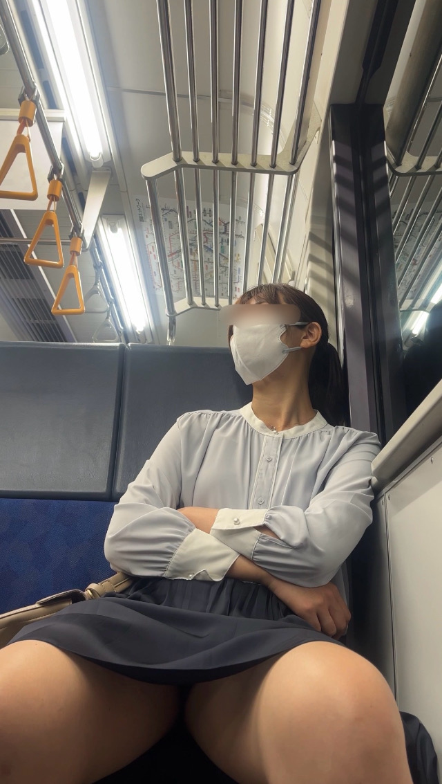 【OL電車】揺れるポニテに誘われて、ち○んまがいな事をしてしまいました。