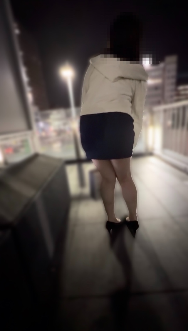 【駅ホームから粘着】デカ尻ミニスカ娘Ｐは水色チェック！エスカレーターでスマホ突っ込み！