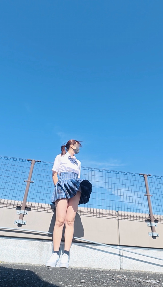 【青チェ女子】ショッピングモール屋上で風チラお願い！！！