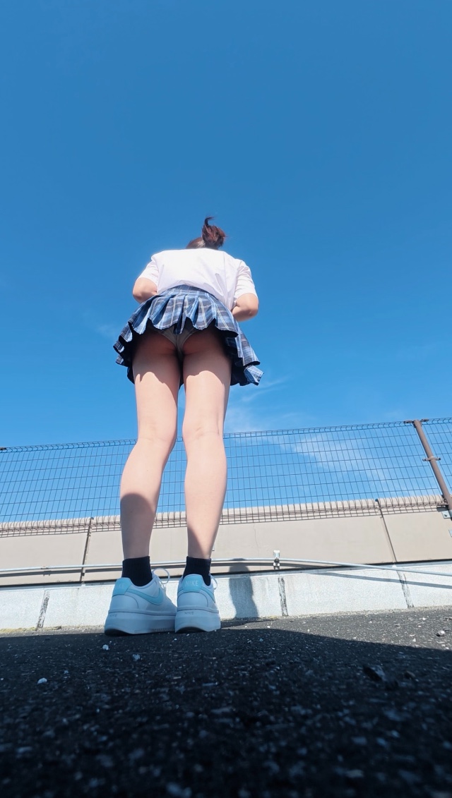 【青チェ女子】ショッピングモール屋上で風チラお願い！！！
