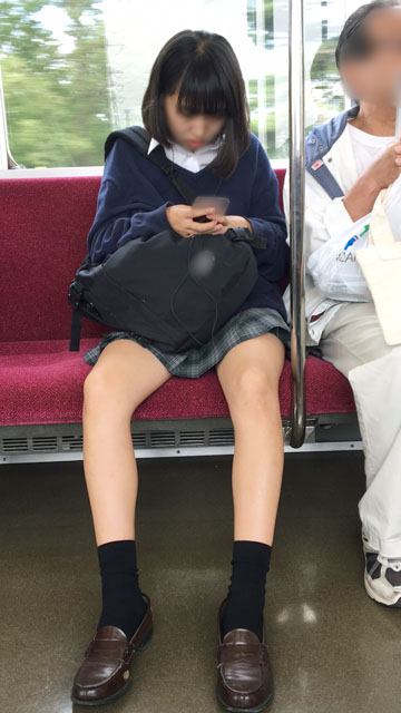 健康的でスケベな脚を伸ばすスレンダーボディの制服JKちゃん