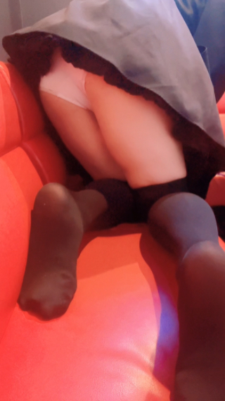 【パンチラ】ミニスカでソファで四つんばいになったら丸見え