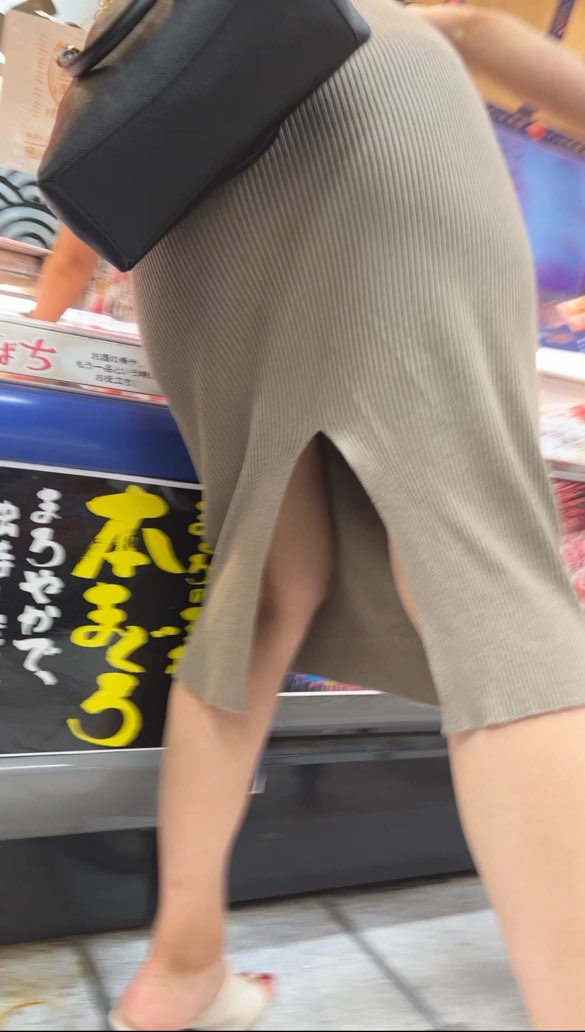 デカ尻スケベ人妻二本立て！店内追跡尾行！