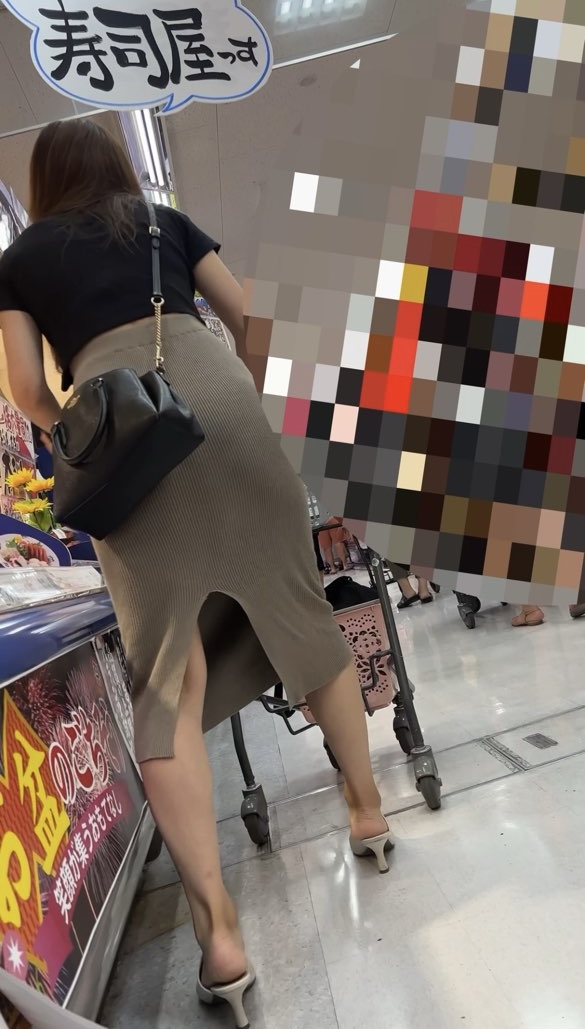 デカ尻スケベ人妻二本立て！店内追跡尾行！