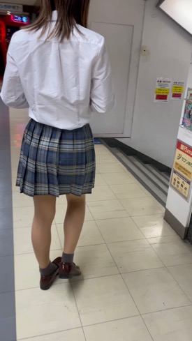 [4K]縦型動画　ミニスカパンストJ○を激撮！