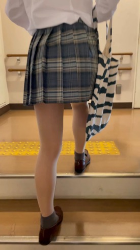 [4K]縦型動画　ミニスカパンストJ○を激撮！