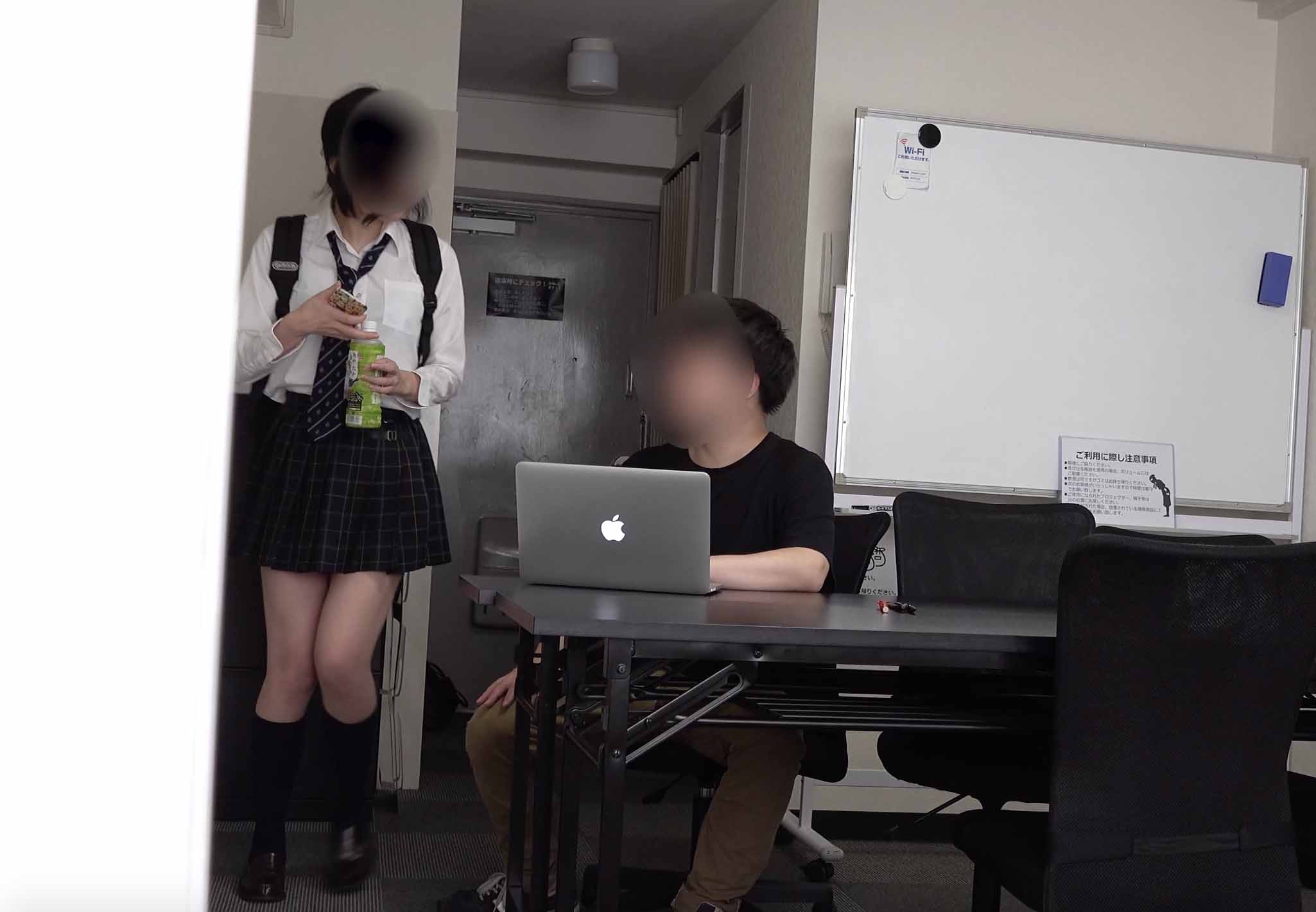 【再販】【美脚ミニスカ制服女子◯生】ベランダから盗撮!生着替え!