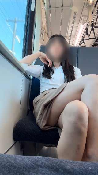 「バレちゃダメなのに…帰りの電車内、ちょっとだけ特別な私。」