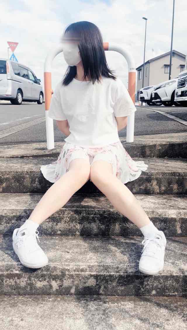 スカートも透け透け♡パンツも透け透け♡河川敷で風に遊んでもらったよwww