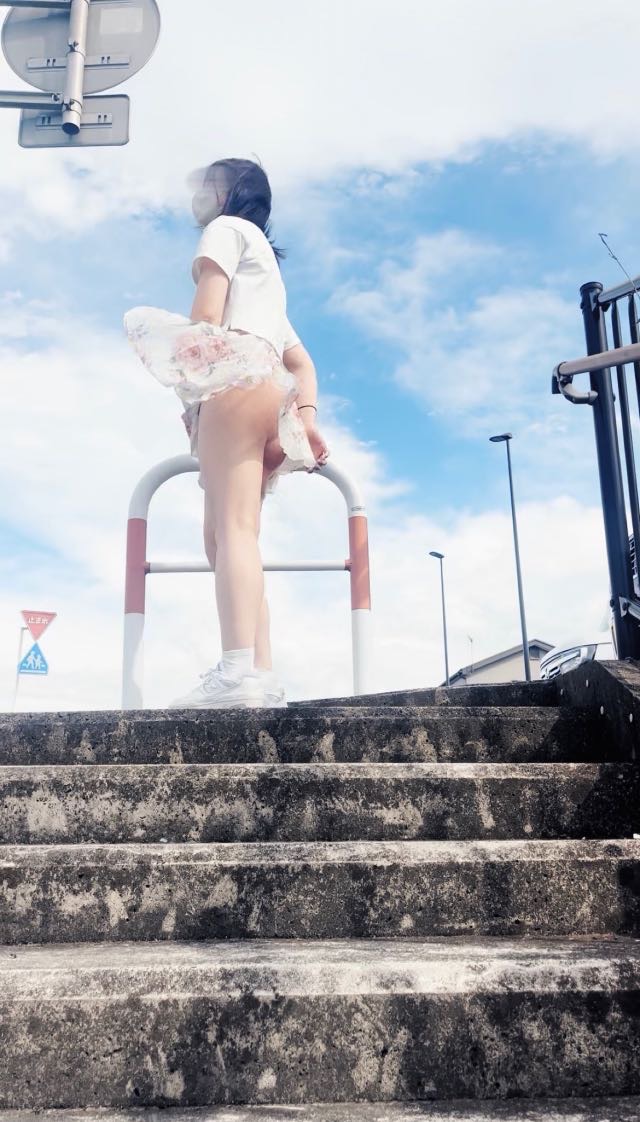 スカートも透け透け♡パンツも透け透け♡河川敷で風に遊んでもらったよwww
