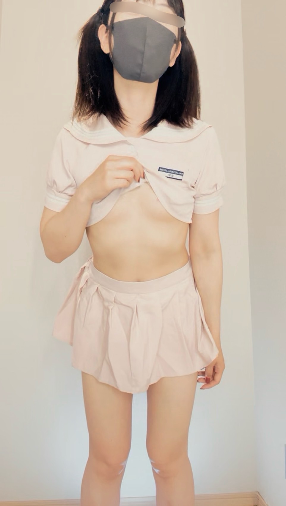 ハーフツイン【ピンクミニ丈制服×肌面積多め牛さん】ち〇び丸見え？！