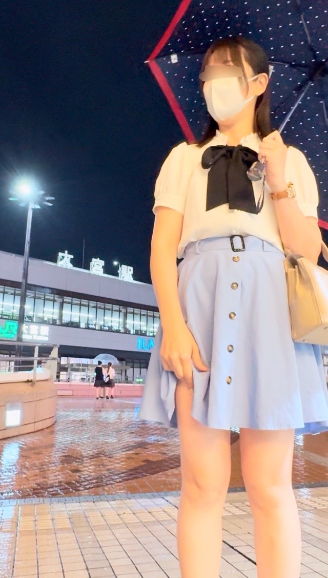 【駅のロータリー前】恥ずかしくて…それでもパンちら♡