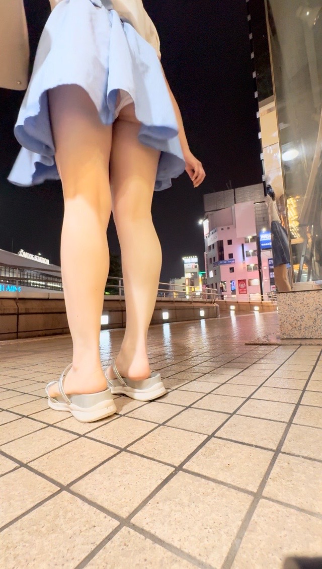 【駅のロータリー前】恥ずかしくて…それでもパンちら♡