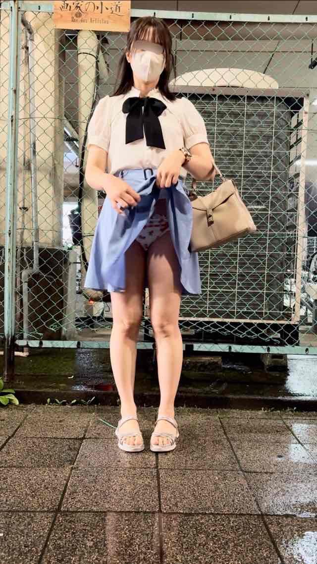 【駅のロータリー前】恥ずかしくて…それでもパンちら♡