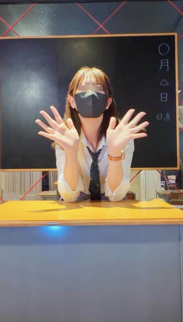 教室でこんなこと、、前はすけすけ♡後ろはバックレースパンツ♡まんすじ、尻割れ目丸見えｗｗｗ