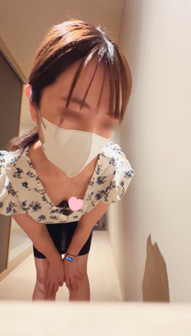 【壁一枚の先には他社員】オフィス内の共有スペースで…捲り丸見え【痴女ＯＬ】
