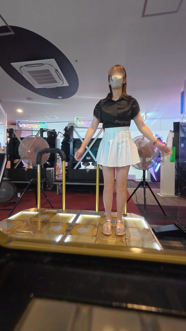 【ゲーセンでミニスカプレイ！！】ダンスゲームで運動音痴炸裂ｗｗｗ