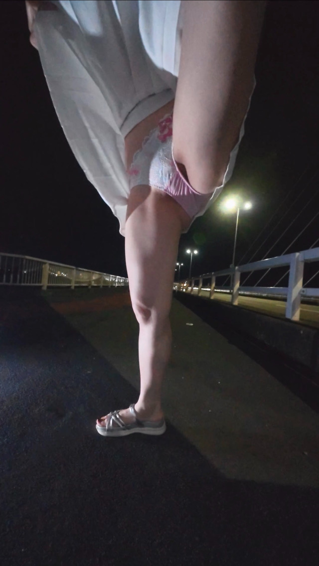 【橋チャレ】超ミニスカで丸見えになってもお構いなし！！！